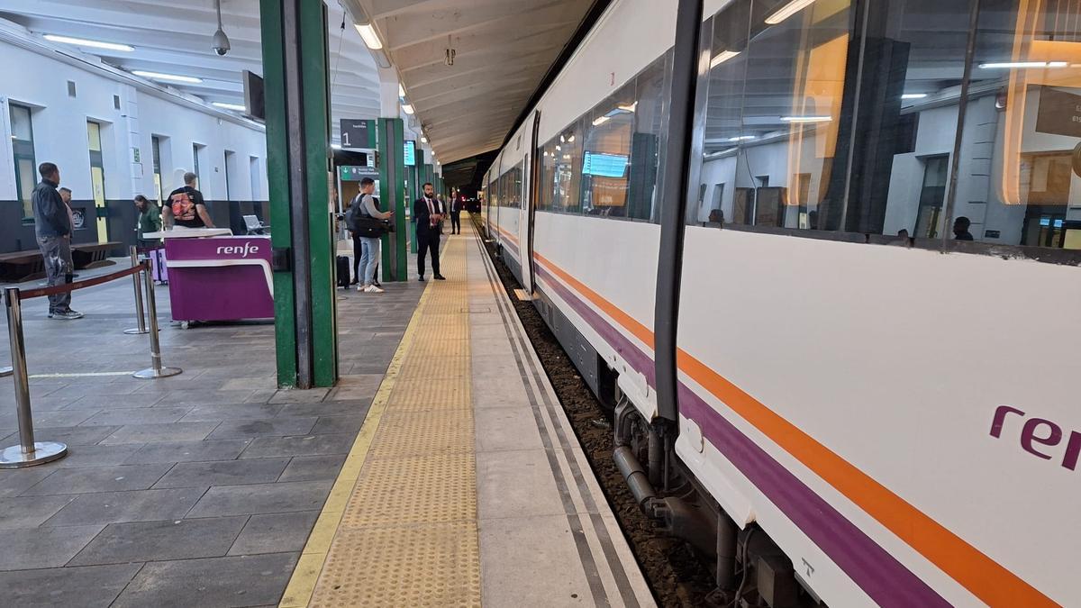 El primero de los nuevos trenes de Pamplona a Zaragoza, antes de salir este lunes a las 06:05 horas.