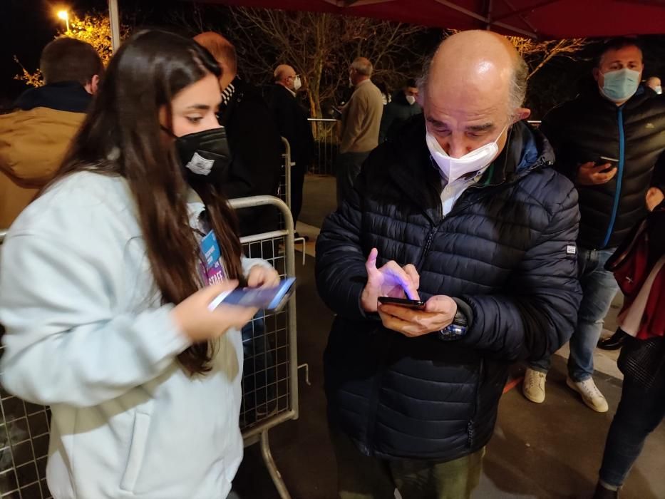 Escaneo del pasaporte covid en los accesos.