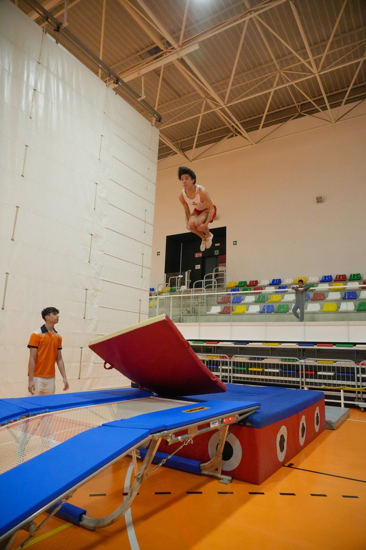 En la modalidad del tumbling, Oier Ponti aterriza en una colchoneta.