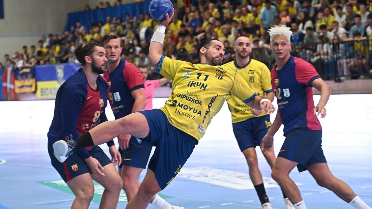 El jugador del Bidasoa Irun Esteban Salinas, en el partido contra el Barça el año pasado