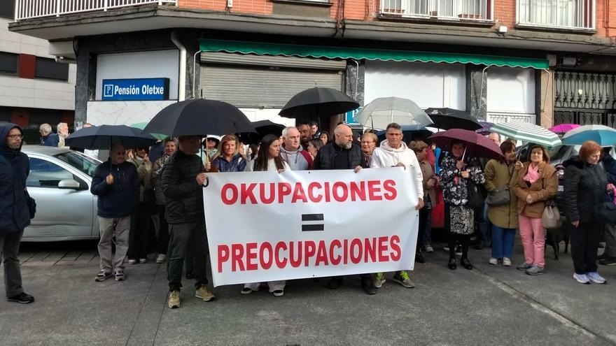 Propietario de la pensión okupada en Usansolo: "Confío en la justicia y que actúe con sentido común"
