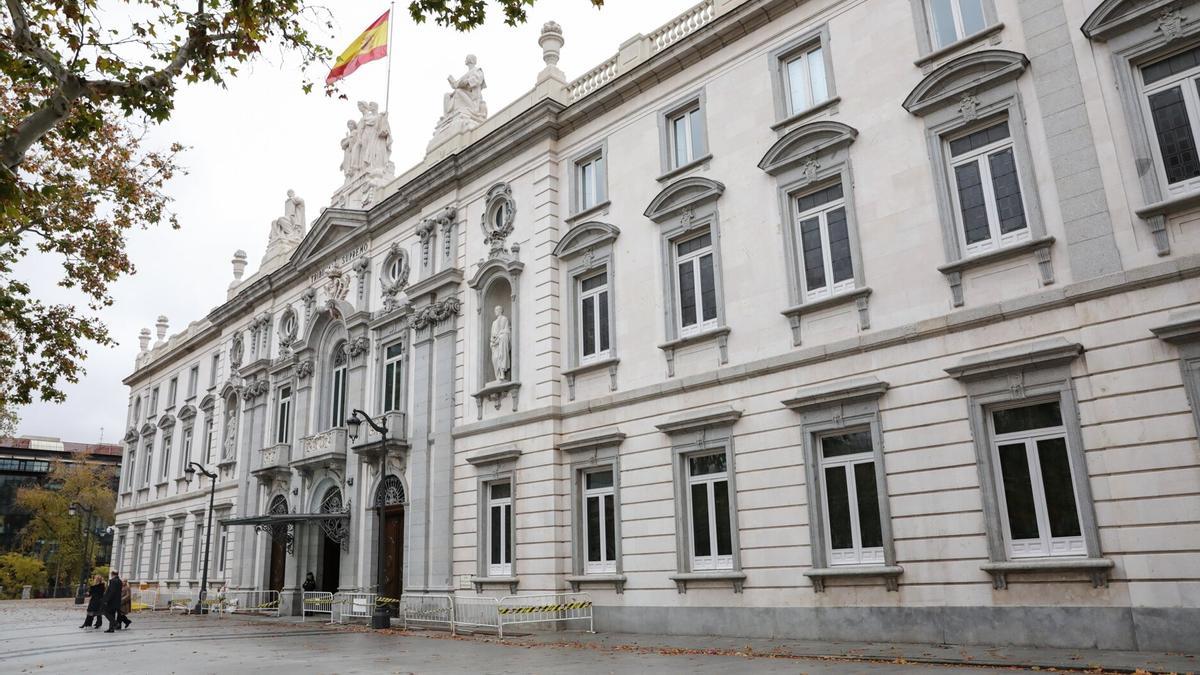 Fachada del edificio del Tribunal Supremo con la bandera en lo alto.