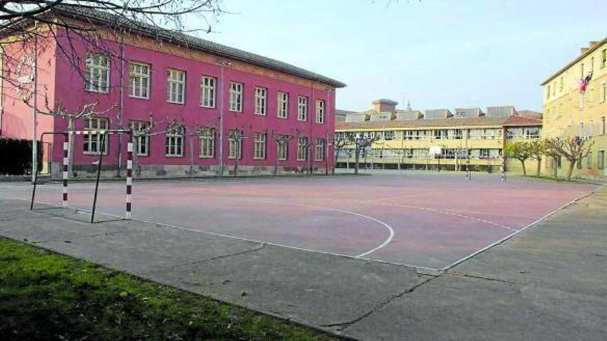 Patio del colegio Elvira España, el edificio que necesita mayor inversión, 324.145 euros.