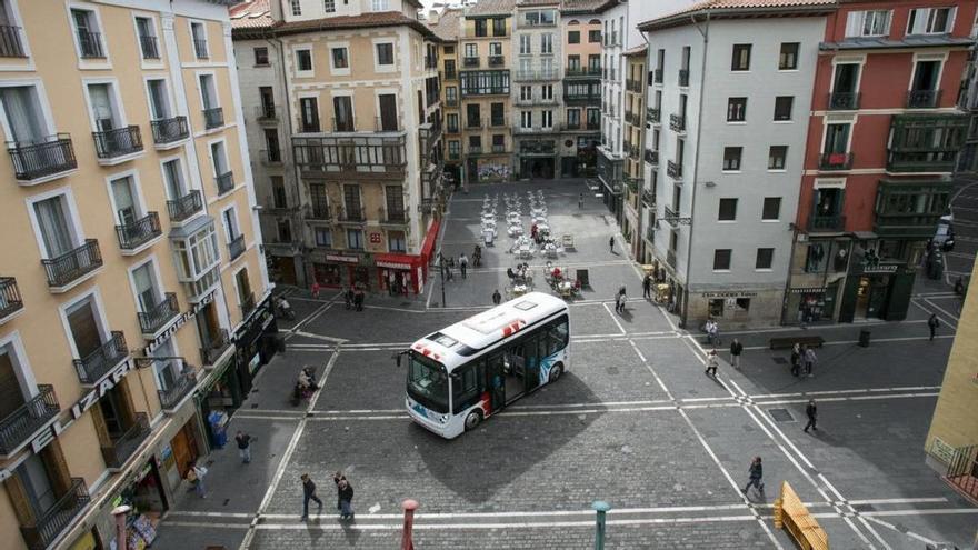 El minibús del Casco Viejo de Pamplona, más cerca: con capacidad para unos 50 viajeros y de 9 metros de largo