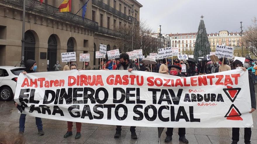 Un momento de la marcha contra el TAV, a su paso por la Diputación de Navarra.