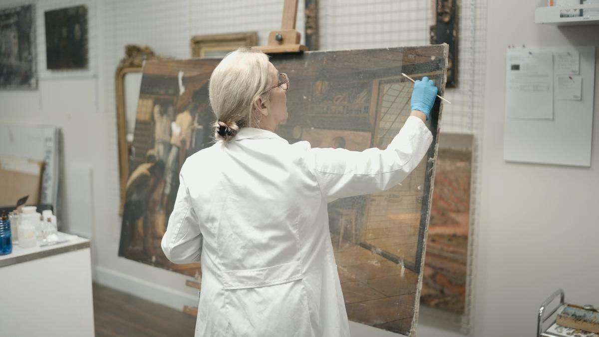 Lourdes Plano Eguizurai, durante la restauración de &#039;La muerte de Juan Sebastián Elcano en su navío&#039;.