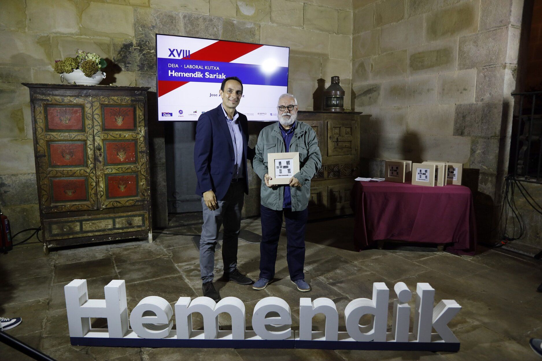 El gerente de Editorial Iparraguirre, Ibon Mujika, entregó el galardón al historiador ‘Txato’ Etxaniz poniendo en valor su labor de rescatar y preservar la memoria de Urdaibai.