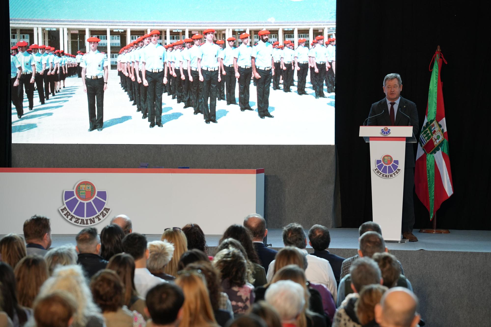 En imágenes: homenajean en Iurreta a los 444 ertzainas jubilados en 2024