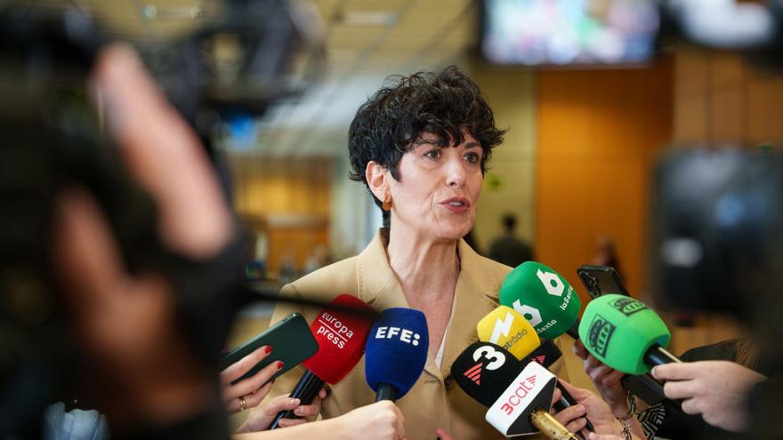 Elma Saiz muestra "total tranquilidad" del PSOE ante acusaciones de entregas de dinero