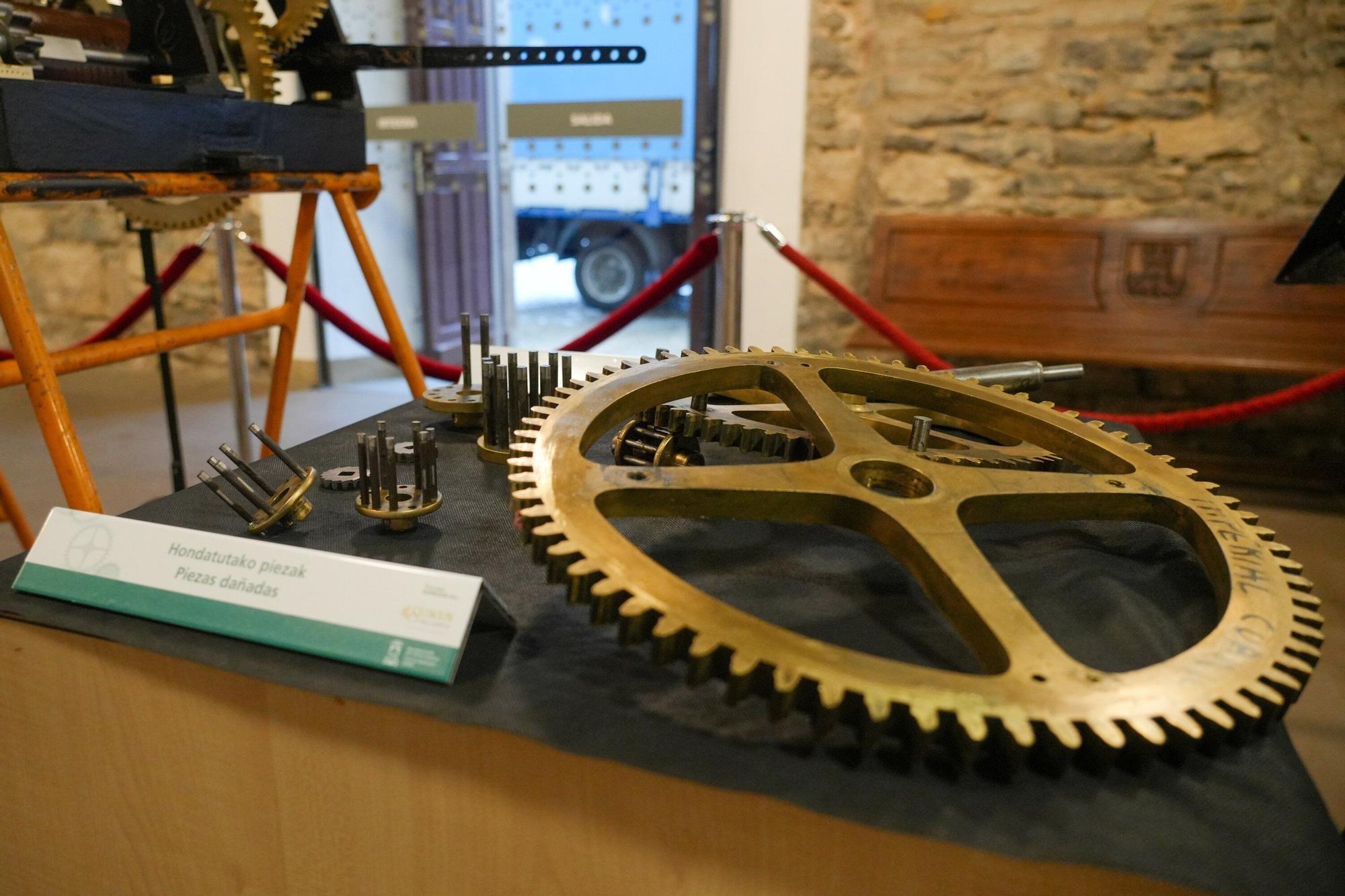 En imágenes: Exposición de la maquinaria del reloj de la torre de San Miguel