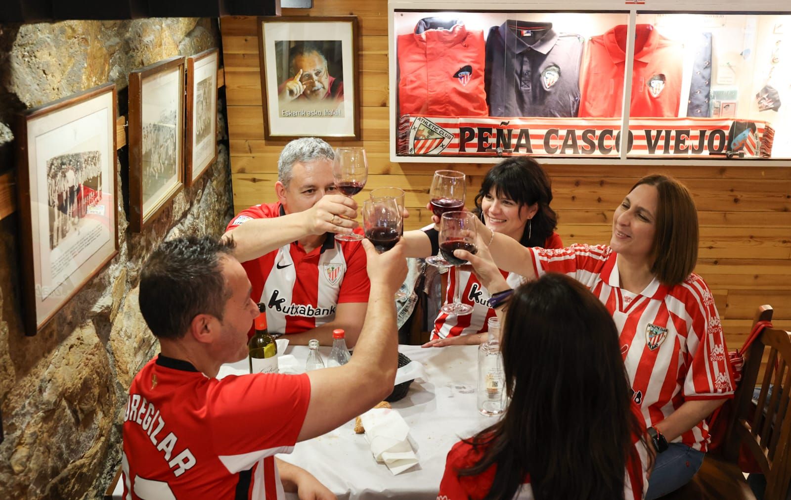 Aficionados del Athletic apuran las horas previas al partido ante el Manchester