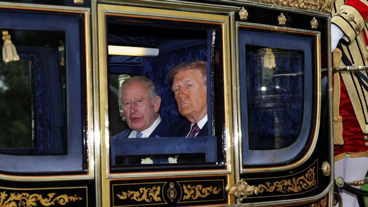 El rey Carlos y el presidente de EE.UU., Donald Trump, en la carroza real camino del castillo de Windsor.