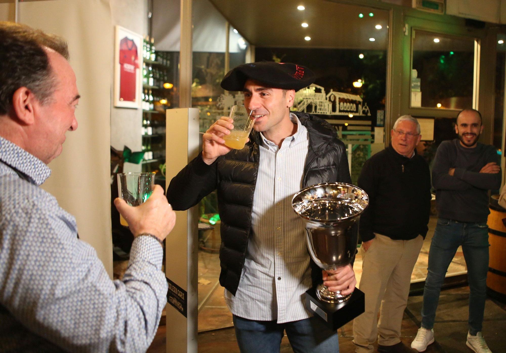 Fotos de la celebración de Peio Etxeberria tras lograr su primera txapela del Cuatro y Medio