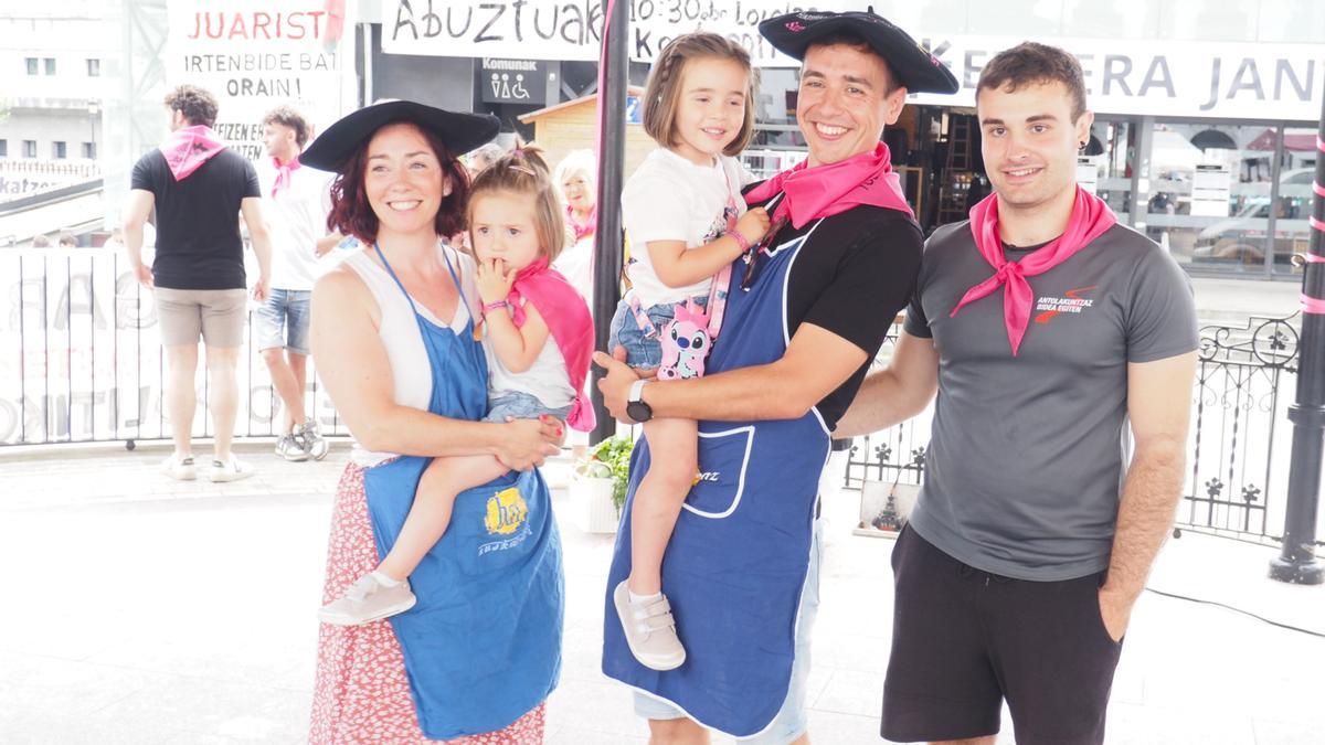 Leire Méndez y Mikel Zaldua, acompañados de sus hijas Naie y Aine, con las txapelas que reconocen la calidad de su cazuela.