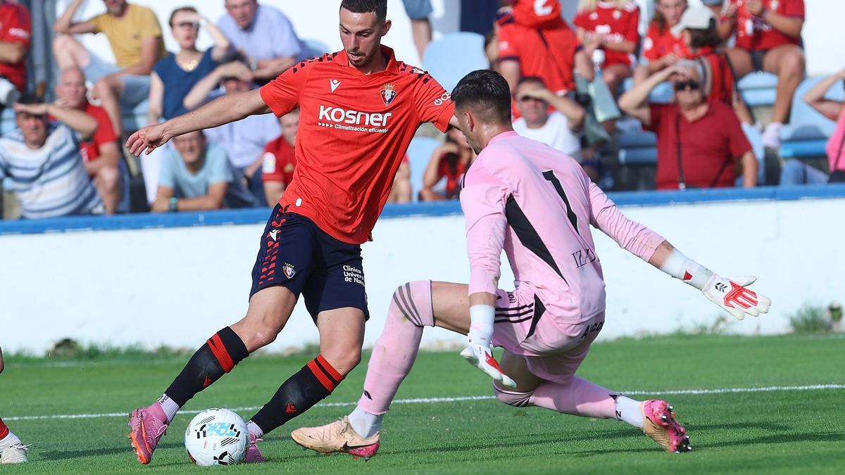 Raúl dribla al portero del Mirandés en Tafalla para marcar su primer gol del verano