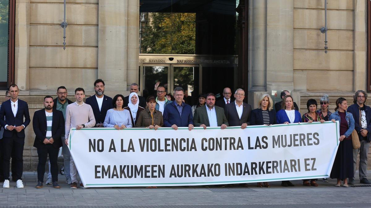 Concentración del Parlamento de Navarra en repulsa ante el último asesinato por violencia de género, cometido en Sevilla.