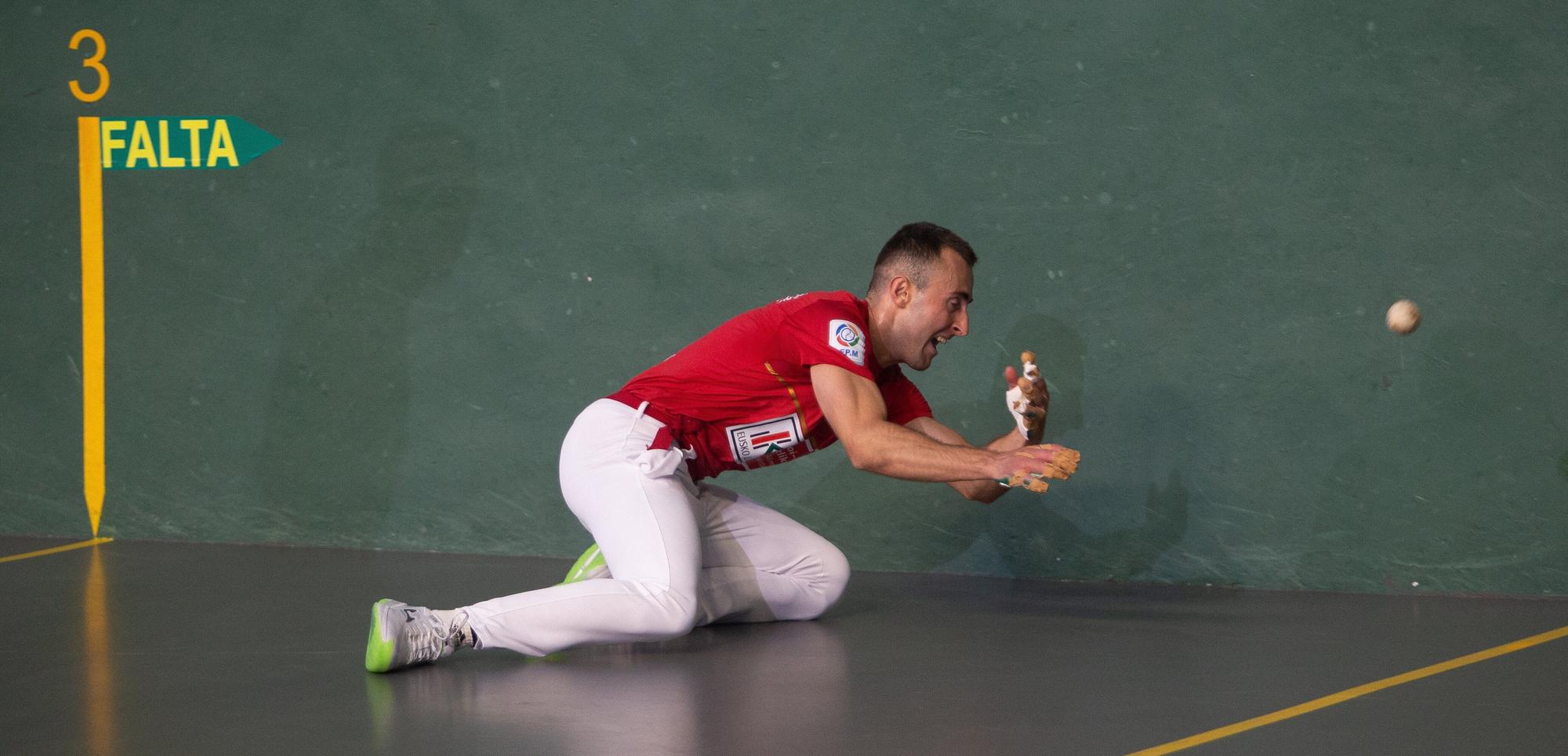 Joanes Bakaikoa gana su primer punto de la liguilla de cuartos de final del Cuatro y Medio ante Javier Zabala en Lekunberri.