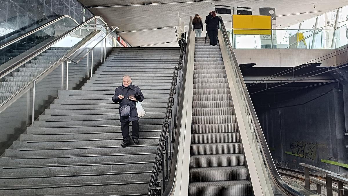 Un usuario en Ametzola bajando andando por una avería.