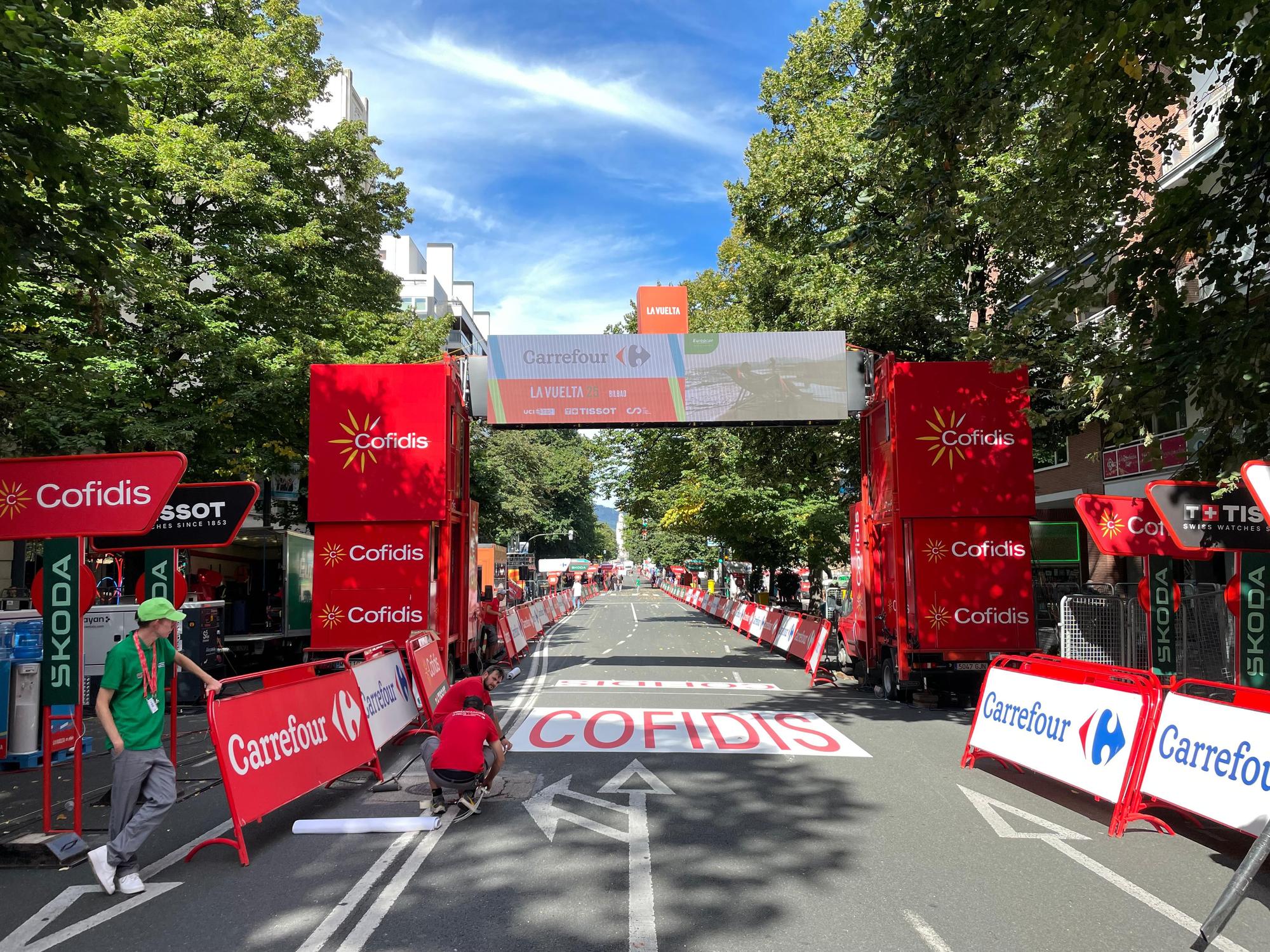 La Vuelta llega a Bizkaia: las imágenes del montaje en Bilbao