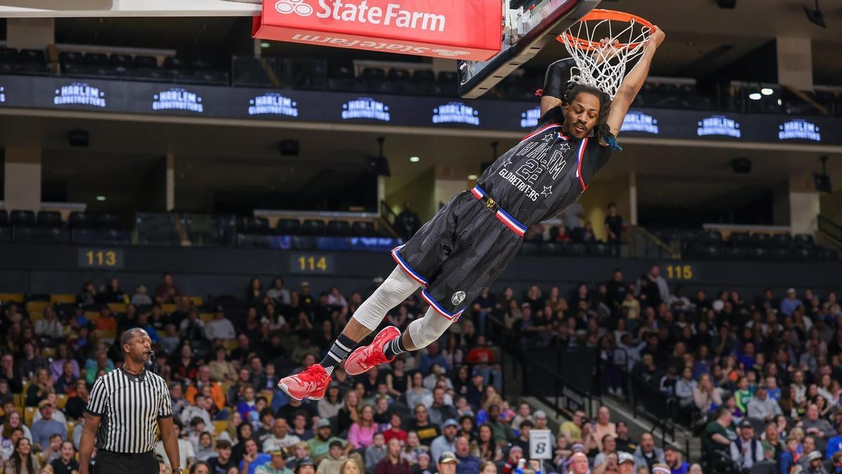 Jumpin Ballard, jugador de los Harlem Globetrotters, realiza un mate