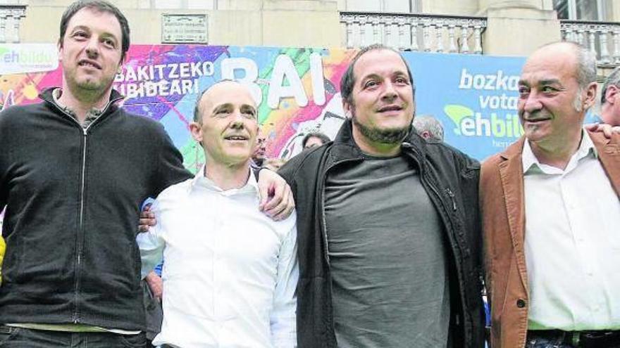 Xavier Campos (BNG), Josu Juaristi, David Fernàndez (CUP) y Martin Garitano, ayer.
