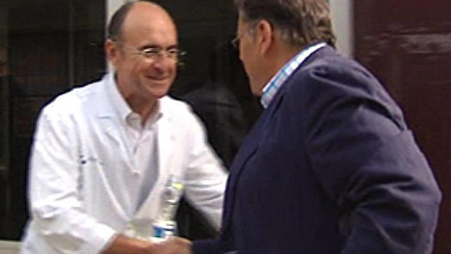 Imagen de EFE Televisión del juez de Vigilancia Penitenciaria de la Audiencia Nacional, José Luis Castro (d), saluda a un miembro del equipo médico a su llegada al Hospital Donostia, donde ha visitado al preso de ETA Iosu Uribetxebarria y se ha entrevista