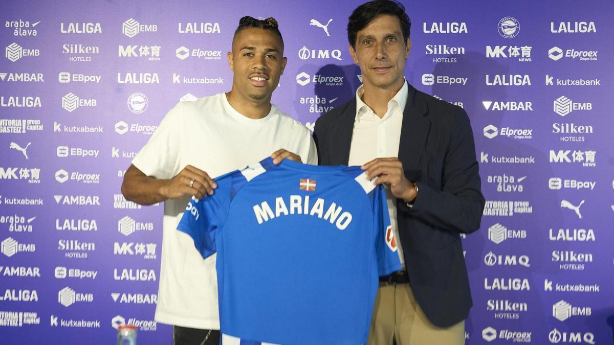Mariano junto Sergio Fernández en la presentación del futbolista.