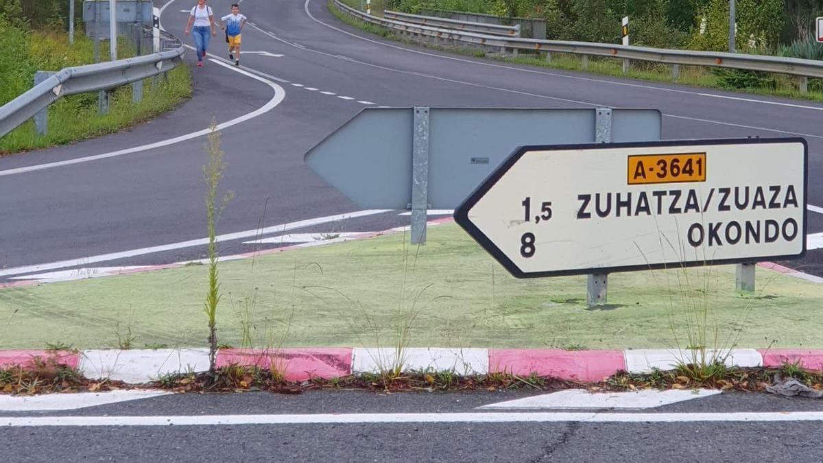 Carretera que circula hacia Okondo