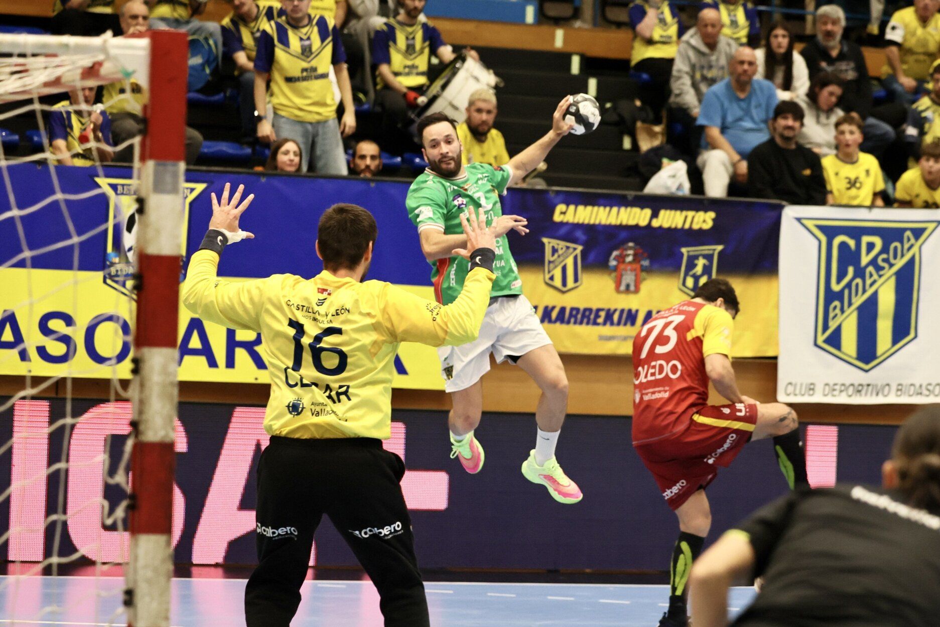 Gran victoria de un Bidasoa vestido de llamativo verde ante el Atlético Valladolid