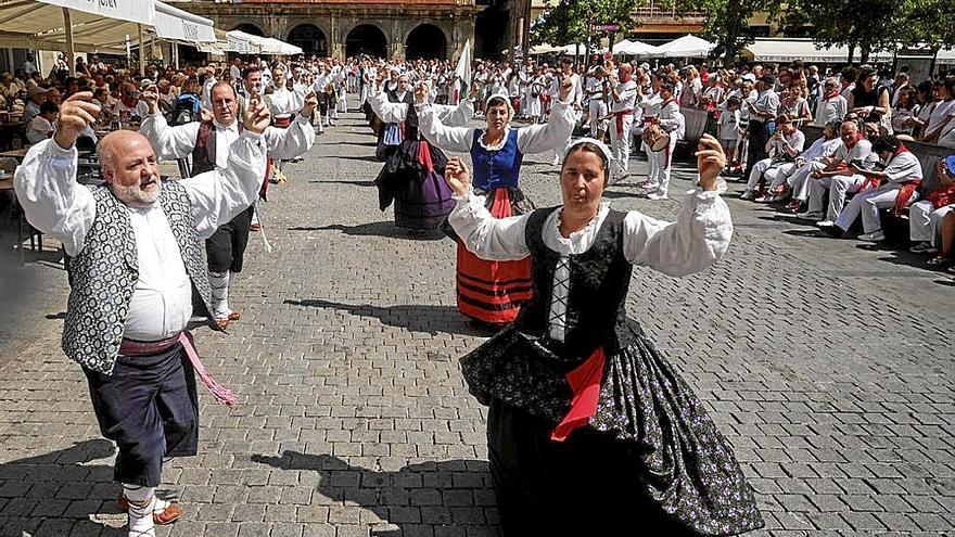 Ibai Ega, un grupo clásico en la procesión de Estella-Lizarra.