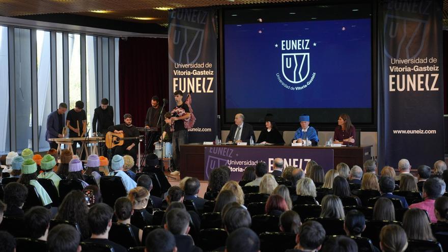 EUNEIZ inaugura el curso con su primera promoción de graduados y nuevas titulaciones en salud
