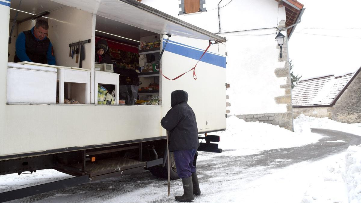 Venta ambulante en Aurizberri-Espinal en un día de nieve.