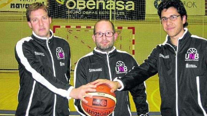Íñigo Macaya, Rubén Lorente y Miguel Garrote posan con un balón de baloncesto en el pabellón Arrosadía después de un entrenamiento de UNB Obenasa.