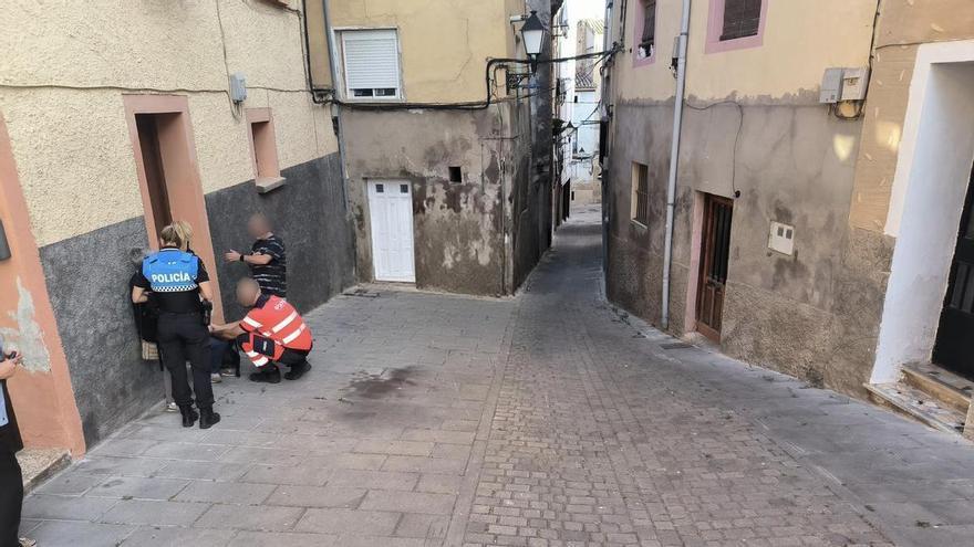 Un coche sin freno de mano arrastra a una mujer y choca contra una casa en Tudela