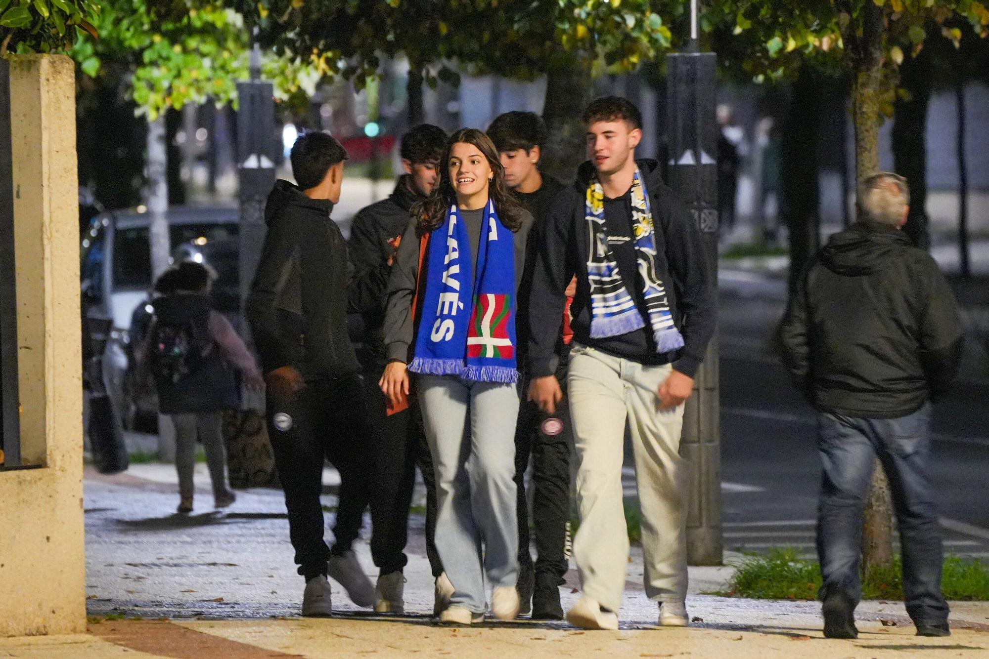 En imágenes: La afición del Alavés arropa al equipo en el duelo contra el Valladolid