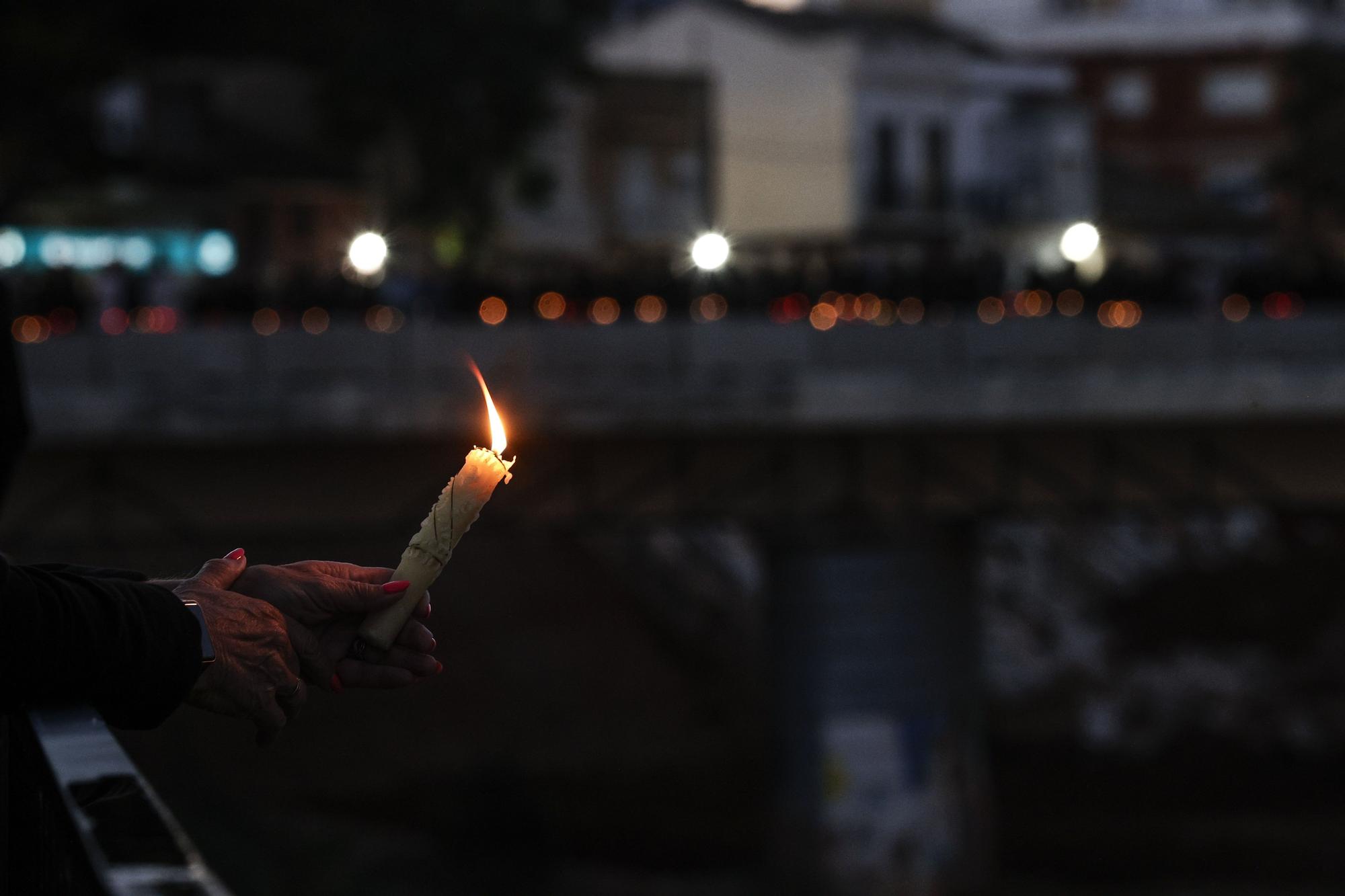 En imágenes: Decenas de velas en la rambla del Poyo homenajean a los fallecidos en la dana
