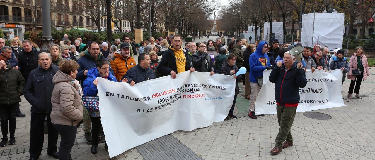 Protesta de usuarios de Tasubinsa ante el Parlamento de Navarra por un transporte subvencionado