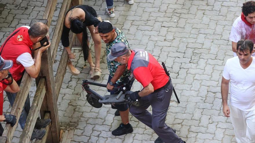 San Fermín | Expulsado del encierro con un patinete