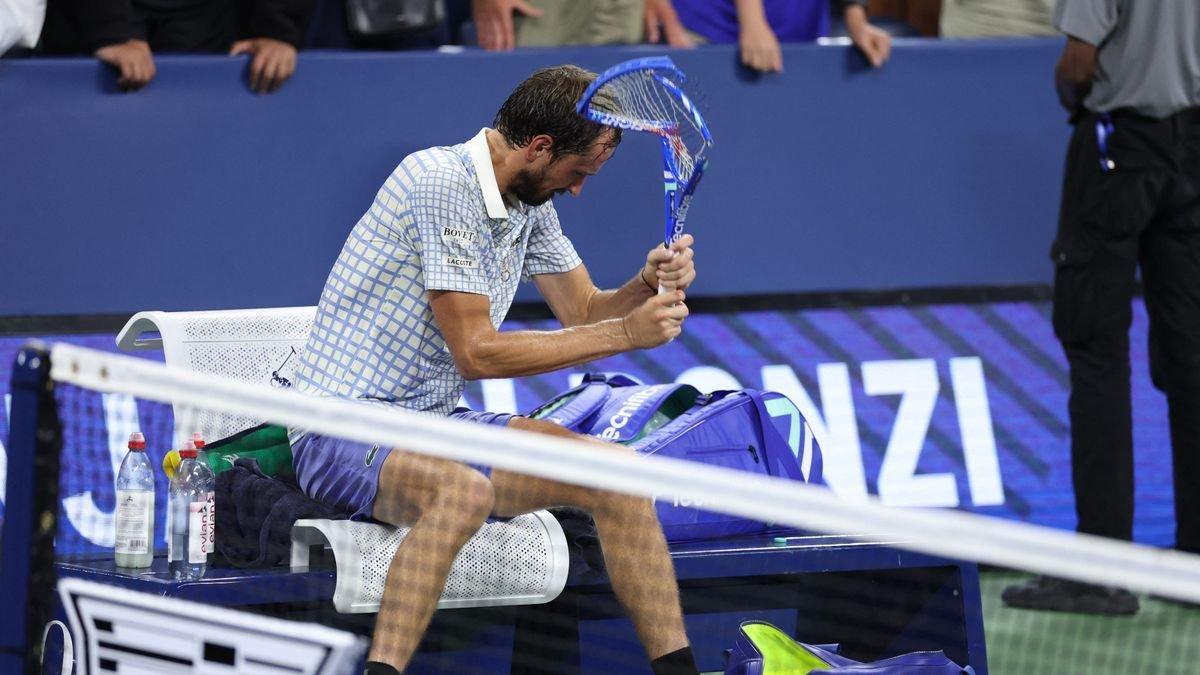 Medvedev detroza su raqueta al final del partido.