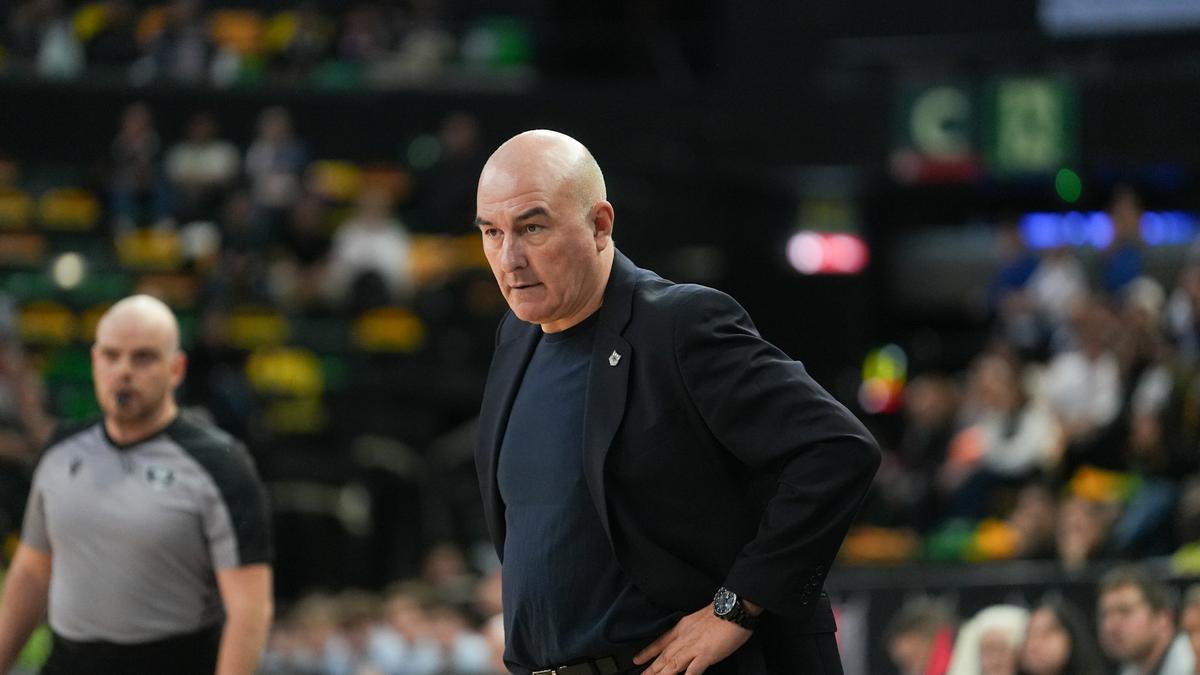 El entrenador del Bilbao Baket, Jaume Ponsarnau, durante el partido ante el Basket Brno