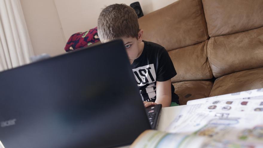 La vicepresidenta de la UE dice que "algunas plataformas se centran más en el negocio que en proteger a los menores"