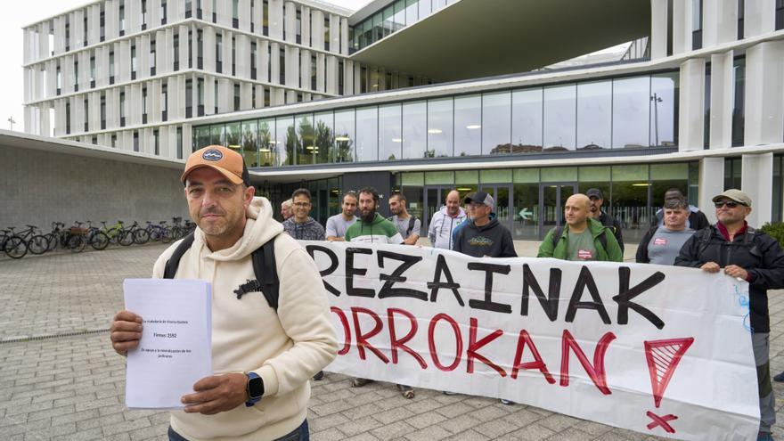 Los jardineros en huelga entregan 2.592 firmas de apoyo en el Ayuntamiento de Vitoria