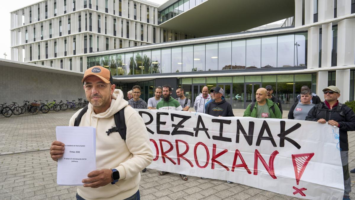 Los jardineros en huelga de la empresa subcontratada por el Ayuntamiento de Vitoria, Enviser, en huelga desde el 26 de marzo, entregan las firmas de apoyo recabadas entre la ciudadanía de Vitoria tras el fracaso ayer de la última reunión con la dirección.