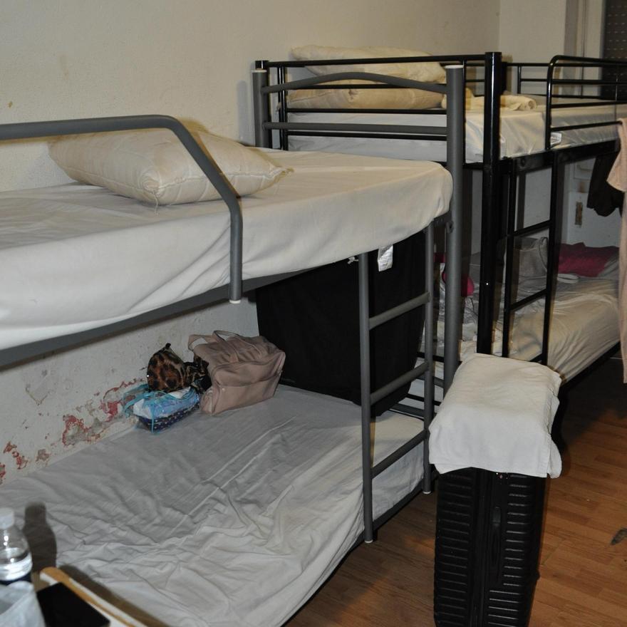 Literas donde tenían que dormir las víctimas de prostitución en un piso de Isabel II del barrio donostiarra de Amara