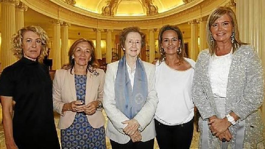 Esther Ceballos, Alicia Pastor, Margarita Salas, Magdalena Múgica y Yolanda del Hoyo, momentos antesdel almuerzo homenaje celebrado en el Hotel Carlton.