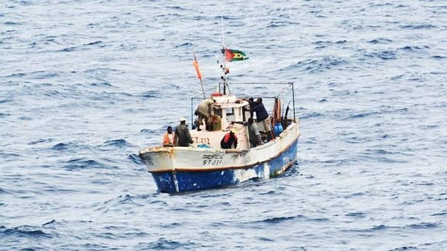 Un atunero vasco rescata a ocho pescadores a la deriva en aguas de Santo Tome