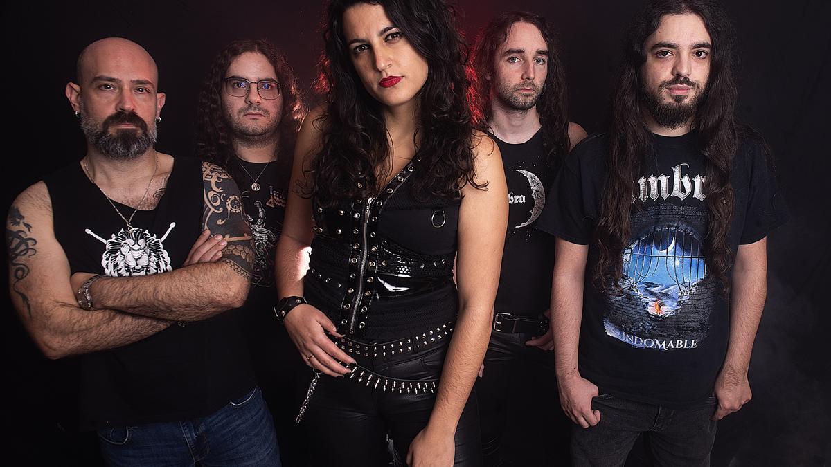 La cantante peraltesa, en primer plano, junto al resto de componentes del grupo Umbra, de Zaragoza.