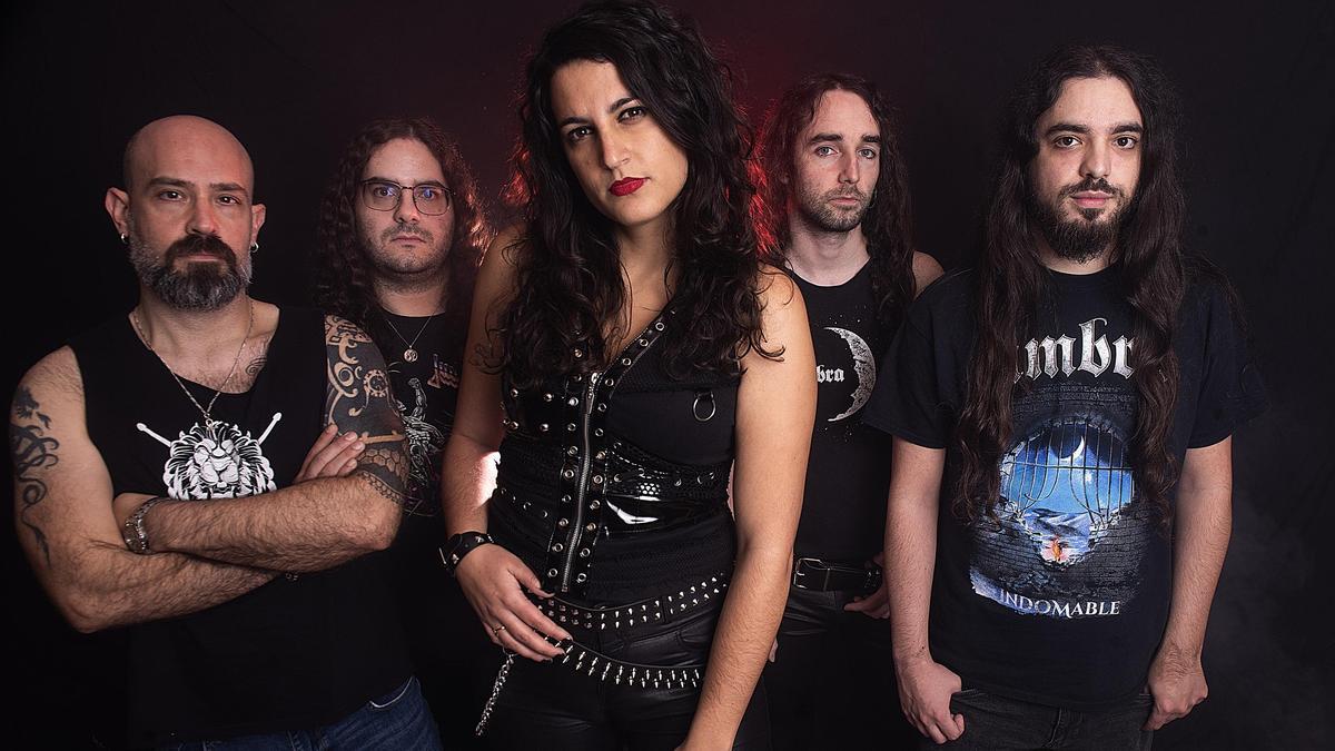 La cantante peraltesa, en primer plano, junto al resto de componentes del grupo Umbra, de Zaragoza.