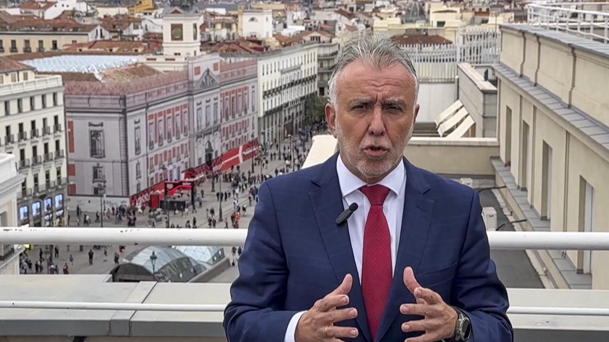 El ministro Ángel Víctor Torres, en una declaración a los medios, con la Real Casa de Correos detrás.