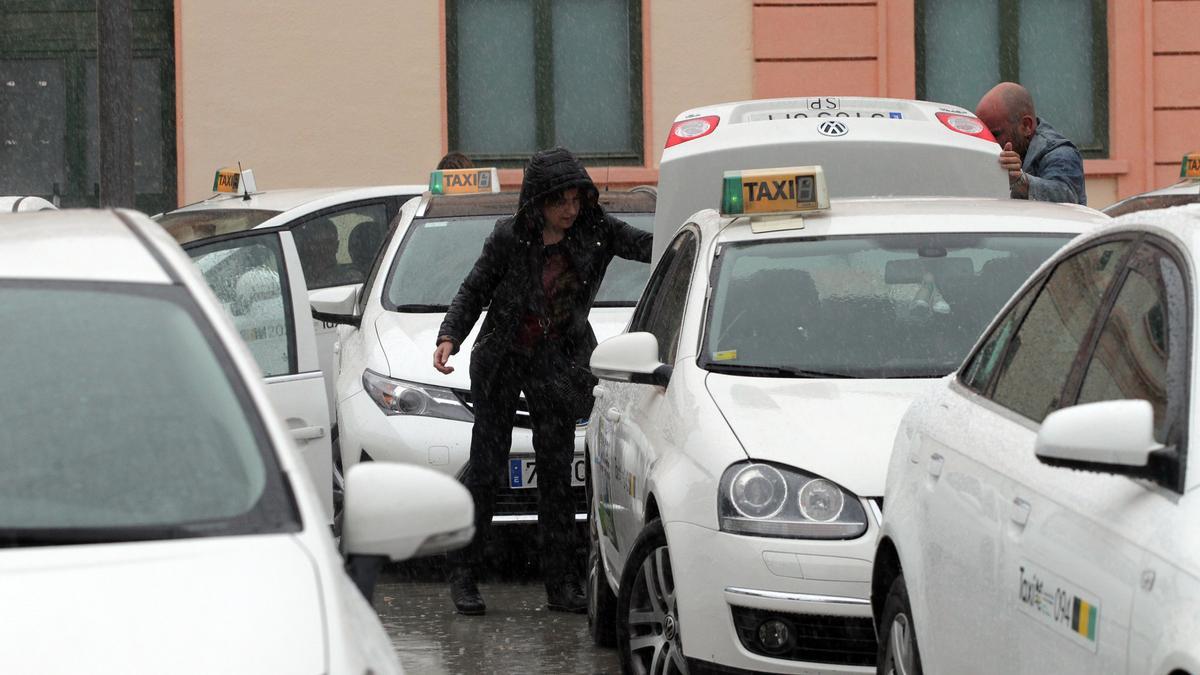 Varios taxis cogiendo viajeros en la estación de Pamplona.